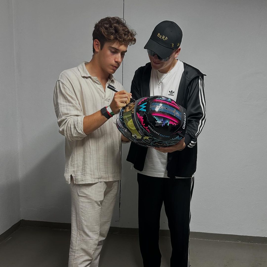 Mirá las fotos del encuentro de Colapinto y Bizarrap: Para cerrar una noche mágica en Madrid le dejé un recuerdo a @bizarrap de este año que estamos compartiendo juntos! El casco más lindo que tuve y el que más representa. Gracias x todo amigo (6).jpg